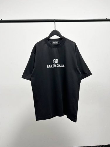 高版本 质量很好 巴黎世家 Balenciaga胸前马赛克模糊印花 双B重影字母男女同款刺绣字母短袖T恤 此款尺码偏大 最小Xs穿到145斤左右 最大穿到200