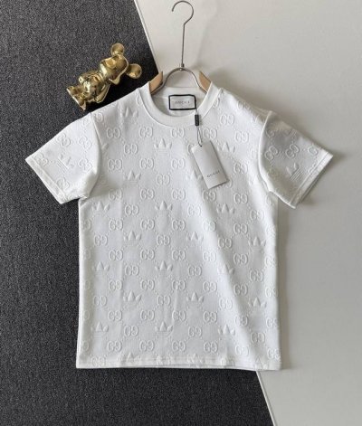 高品质 Gucciadidas 古驰阿迪联名款3D凹凸暗纹提花T恤！ 独家新品，高版本，高品质！ 定制300克全棉毛巾面料满印提花，质感舒适度都是拉满的，辨识度