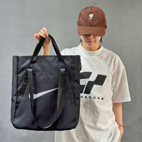 耐克Nike托特包单肩包手拎包男女同款。 这款包包色系非常耐看，容量大内置多个夹层 可放置13寸笔记本。 旁边两侧收口拉链 拉开可增加容纳空间。 颜色: 黑色