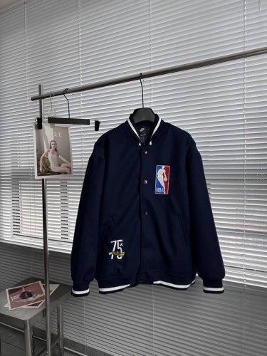 新款上新 Nike Nba Team 31 Courtside Nba篮球徽标刺绣棒球服 -秋冬最新柜子同款 面料定制700G混纺龙凤呢 纹路特别有质感 柔软度