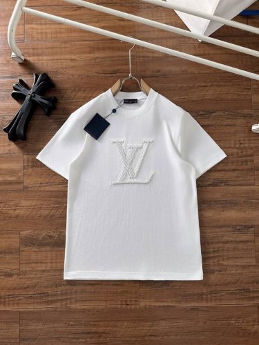 lv 2025夏装新款男女同款短袖T恤，！定制专属纯棉面料，定制原版工艺螺纹，胸前重工字母Logo工艺设计！简约大方，从容百搭，档次极高，完美融入时尚还有风情感