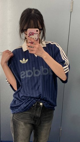 Adidad阿迪达斯古着限定翻领丝绸球衣藏青短袖T恤 谁懂阿迪球衣的含金量实在太好看啦 ad球衣谁穿谁是纯情女高 少女感满满 很有美式的感觉 单穿还是叠穿个打底