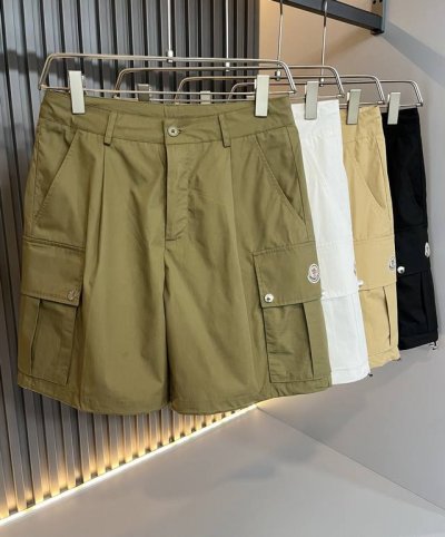 moncler蒙家 2025春夏男女同款情侣款最新的贸易订单休闲短裤！全品相！！网红款！裤腿采用Logo徽章设计！上身舒适透气，不僵硬，整体有着丰富的立体感，品