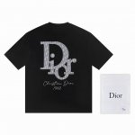 一首批.散单+10 迪奥Dior*2025最新款短袖 材质:采用高版本300G双纱精梳棉 尺寸:S M L Xl 颜色:黑色 白色 款号:W2639