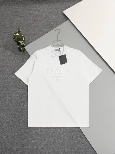 高版本] prada 普拉达25Ss新款男士圆领短袖T恤 高工艺缕空刺绣Logo设计 定制原版洗水面料32支280G精梳棉 穿着亲肤舒适 面料柔软透气摸上去非常