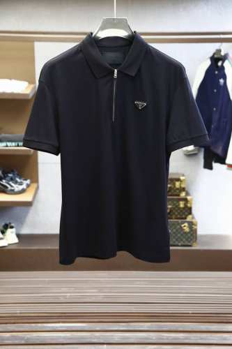 2025Ss系列新品 Prada-普拉达最新款翻领短袖Polo衫 此款Polo衫采用方正剪裁简洁线条，以全新运动风格呈现经典设计，选用丝光珠地面料制成，质感卓然