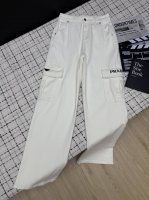 prad*25Ss 休闲工装风牛仔裤 时髦和减龄都有 很好驾驭 随意搭配T恤就能出片 直筒的版型 双侧大口袋工装风设计 比较休闲 日常必备款 夏季清爽洋气 两色