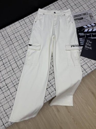 prad*25Ss 休闲工装风牛仔裤 时髦和减龄都有 很好驾驭 随意搭配T恤就能出片 直筒的版型 双侧大口袋工装风设计 比较休闲 日常必备款 夏季清爽洋气 两色