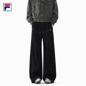 上新 P140 【Fila斐乐 25春款刺绣直筒宽松休闲裤】 ◆采用棉纤水洗面料，立体裁剪，上身潮流有型，大流水制作，手感柔软，不掉色。两侧斜插袋设计，上身版型