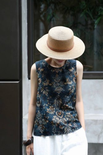 爆款上新现货 夏季新款 后单排扣设计前后两穿圆领双面提花时尚背心 面料:30桑蚕丝 70人丝 颜色:方块鹿 蓝底花 尺码:S-Xxl