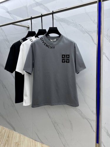 givenchy 纪梵希 2025Fw春夏新品圆领打底外穿T恤，立体感Logo微廓形半袖260克活性纯棉打底T恤，棉，手感面糯有骨感，柔而有韧性。工艺处理，韧性