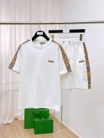 巴宝莉 25早春最新顶级经典双面料拼接款短袖套装，高端品质专柜原单圆领援助，顶级制作多口袋工艺进口面料，专柜款独特设计，采用进口高端订制进口丝线手感一流！官网在