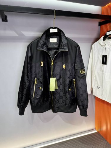 Gucc古奇2025春季新款夹克外套 秀场新品品相非常完美 非常出彩的设计 轻松将时髦感进阶 做工极为考究严谨 走线工整细致 大牌设计师巨作 上身不显臃肿 超级