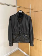 上新 P420普拉达官网同款，三标齐全！2025春夏新款男士夹克外套，时尚休闲高端版本！专柜定制面料 透气舒适度高，细节无可挑剔，品牌元素设计理念，体现高品质。