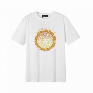 Versace 范思哲奢华金色美杜莎短袖T恤,简单的设计看起来特别大方 版型剪裁特别有讲究 上身很洋气显瘦内搭外穿都看高密针织圆领设计 平整简约 亲肤透爽 T恤
