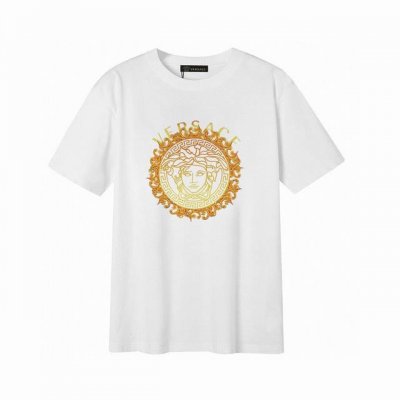 Versace 范思哲奢华金色美杜莎短袖T恤,简单的设计看起来特别大方 版型剪裁特别有讲究 上身很洋气显瘦内搭外穿都看高密针织圆领设计 平整简约 亲肤透爽 T恤