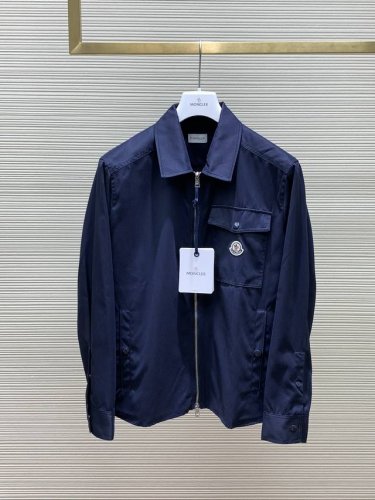 moncler 蒙口，2025春夏最新品，官网专柜同步有售，售价8420，男士棉质华达呢拉链外套衬衫 这款男士华达呢衬衫采用拉链开合设计，以现代风格演绎经典款式