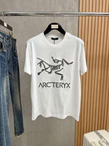 arc始祖鸟 2025春夏新款首发专柜最新款短袖圆领T恤 高端订制 设计前卫时尚！品牌Logo刺绣重工艺设计 金色线点缀 高端定制纯棉面料.手感柔软.穿着舒适.