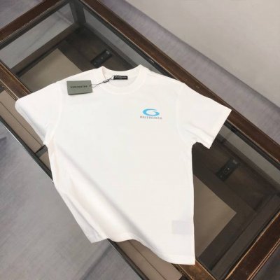 balen*Ciaga 巴黎世家 2025春夏新款上市 纯棉短袖T恤！270克定制棉，面料柔软舒适，全新设计灵感，极具时尚代表性！精致印花Logo点缀！手感舒适