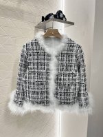chane*2025新品上架 羽毛编织洋装裙裤套装 定制Yb进口粗纺羊毛呢材质 质感高级 品相十足 圆领洋装外套版型 正肩垫肩设计贴合人体 更显身姿纤细挺拔 通