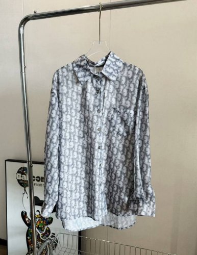 品名：Dio* 24Ss 全新银灰老花绝美防晒衬衫 尺码：S.M.L 颜色：银灰色 家绝美老花衬衫，洋气超级显白！还好搭！银灰色带细闪，带未来金属感。可以当防晒