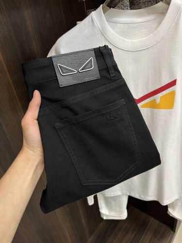 主推 P250 Fendi 独家专供25S开春新款芬迪潮男时尚休闲牛仔裤，高端欧版原单裤子，潮流时尚休闲裤子 透气舒适度高，细节无可挑剔，品牌元素设计理念，体现