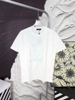 款号Aa Lv 线条字母刺绣大标短袖 Louis Vuitton专柜同款 采用280G纯棉面料 32支双纱 拿手上非常有质感 立体 大气 夏天百搭好穿 简单大气