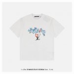 lv 25Ss 手绘老花花卉印花短袖 面料采用230克重精梳棉，定制32支1*1螺纹，成衣两遍水洗处理，面料舒适亲肤无异感，定制定染面料，纺织密度高，垂感佳，不