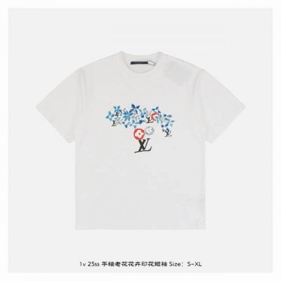 lv 25Ss 手绘老花花卉印花短袖 面料采用230克重精梳棉，定制32支1*1螺纹，成衣两遍水洗处理，面料舒适亲肤无异感，定制定染面料，纺织密度高，垂感佳，不
