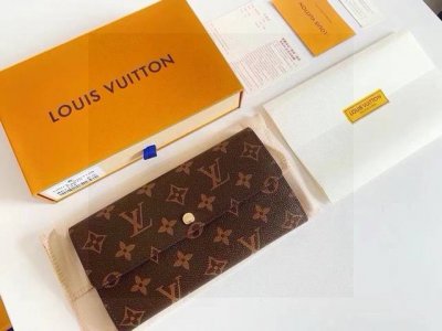lv 老花纽扣长款钱夹 这款Monogram钱夹的外形犹如手包 也可当手包用，气质轻松拿捏 构造精巧，设有多个隔层 用以放置纸钞、卡片和证件等，整齐有序 按扣垂