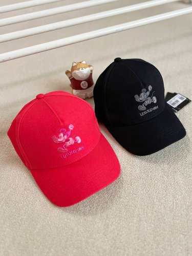 特价不议价！ 报单款号05063. Lululemon X 迪士尼情侣款联名款棒球帽，采用经典棒球帽版型，帽内有网状织物吸汗带，背部可调节收口，融入迪士尼元素：