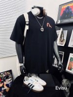 上新 Evisu 福神海鸥达摩大M印花男女休闲短袖T恤 不得不推荐一款非常受欢迎的硬货！夏季你需要这样一件超百搭的T恤 大幅印花采用双幻彩金色调调 奢华升级至更