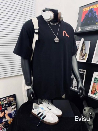 上新 Evisu 福神海鸥达摩大M印花男女休闲短袖T恤 不得不推荐一款非常受欢迎的硬货！夏季你需要这样一件超百搭的T恤 大幅印花采用双幻彩金色调调 奢华升级至更