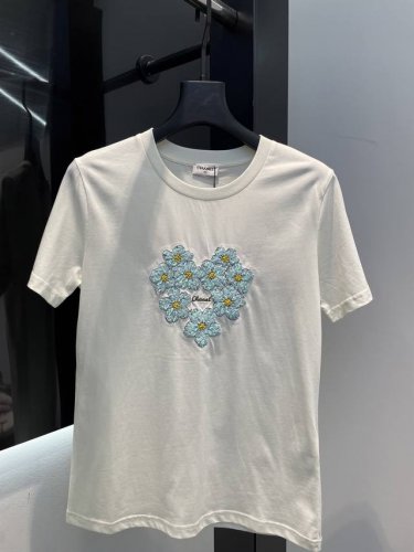 Chane*2025新品上架 重工雏菊钉珠 定制Yb丝光全棉材质 透气舒适 质感十足 常规短袖T恤裁剪 采用克重纯棉制成 略带有弹力 呈现显瘦视觉效果 成衣以大