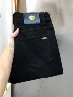 P240 V*Rsace 范思哲秋冬新款男士修身小脚牛仔裤 官网同步简洁时尚 爆款 高端定制 原单狠货 后裤袋Logo标设计 定制进口丹宁水洗牛仔纯棉面料 原版