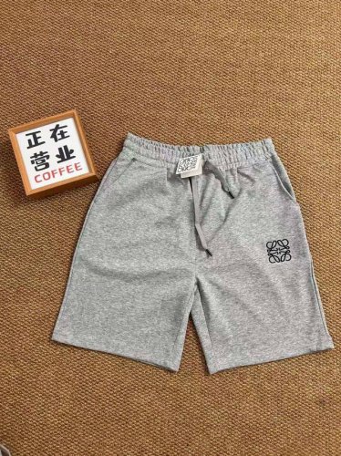 Loewe 罗意威 夏季最新款基础灰色五分休闲短裤 采用重磅华棉面料，触感柔和、垂感强，穿着体验感好 4-5级水洗色牢度不易褪色 面料采用水洗印染工艺 水洗不褪