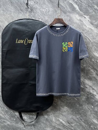 Lo# 2025春夏新款首发专柜最新款短袖圆领T恤 高端订制 设计前卫时尚 品牌Logo重工艺设计 高端定制230克面料.手感柔软.穿着舒适.专柜级别精致车线.