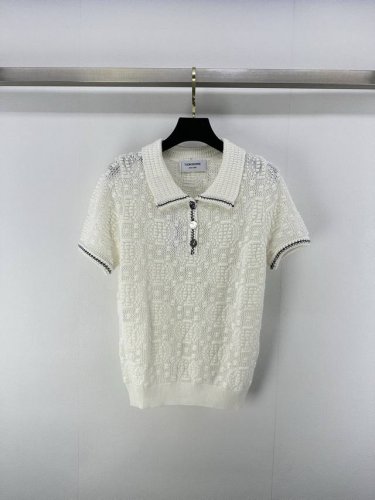 tb*上新细节 25 春夏新品翻领镂空针织短袖 定制Yb羊毛针织材质 定制Logo扣 细腻柔软 透气舒适 精致翻领针织短袖 领口编织绣边 成衣浮雕工艺钩织 优雅