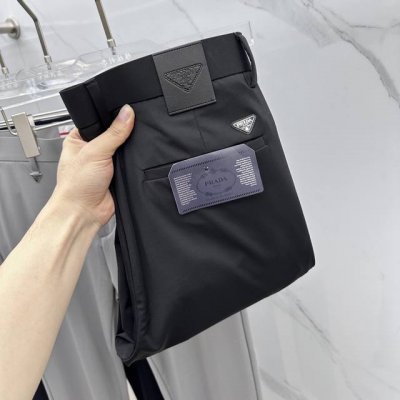 prada 普拉达 2025春夏新品休闲裤西裤，官网同步发售，裤身工艺设计，进口客供辅料，代工厂p出品免检！每个细节做到极致，原版五金配件，潮范十足、上身有型帅