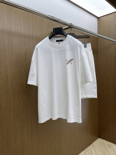 新款 套 Arc 2540春夏最新款休闲短裤短袖套装，男女款 贸易公司渠道稀出，同步官网发售！基本每一季都会有它的背影所在，期待着所有潮男潮女们的演绎！此款选用