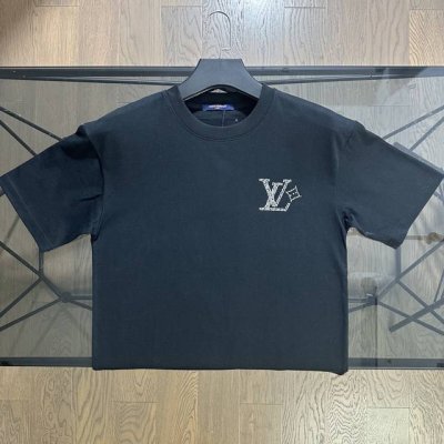 Lv路易威登2025春夏新款字母烫钻Logo短袖T恤 采用280高克重，胸前字母Logo皇冠重新融合设计，精密立体刺绣。男女同款，三标齐全，久洗不变形。 颜色：