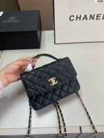 Chanel香奈儿双肩包 近几季的双肩都是声势浩大 经典元素装饰 环环相扣 D-45尺寸18×11折叠盒