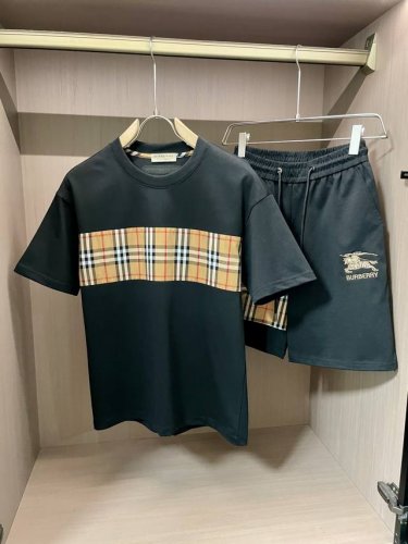 bur 5S 春夏新款套装 时尚休闲 品牌经典Logo ，舒适度极好，手触感强烈。辨识度极高 定制进口面料 色泽清新 做工精细 ～上身超赞 码数 M 3Xl