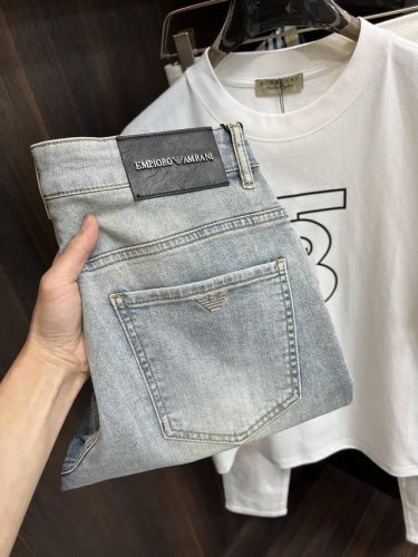 Armani 独家专供新款阿玛尼潮男时尚休闲牛仔裤，高端欧版原单裤子，潮流时尚休闲裤子 透气舒适度高，细节无可挑剔，品牌元素设计理念，体现高品质。呈现休闲裁剪，