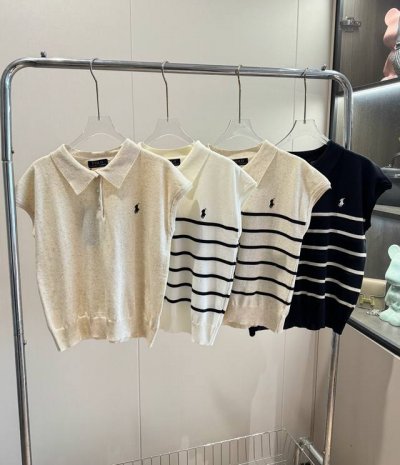 品名：Ralph Laur*N 拉夫战马刺绣极简飞飞袖polo针织衫 尺码：M.L 颜色：燕麦 燕麦条纹 白条纹 黑条纹 休闲与正式兼具，对风格与年龄非常包容~