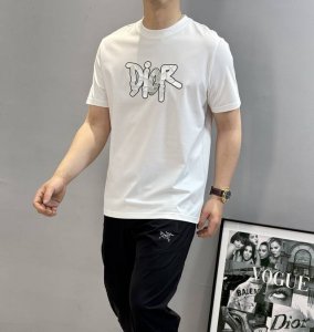 dio*R迪-奥25S春夏新款丝光棉T恤-胸前新款印花.双层工艺.爆裂感效应精致印花.立体感十足. 客供190G丝光纯棉面料 质感方面一流 触感无敌的舒适 上身