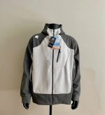 210 Descente 迪桑特功能性新款连帽冲锋衣外套 在当今多元化的社会，圈层文化蓬勃发展，爱好者们因共同的运动兴趣而聚 集，他们相互交流、相互激励，形成了