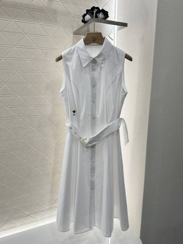 dio*2025新品上架 翻领无袖衬衫连衣裙 定制Yb斜纹全棉材质 质感光泽 舒适透气 无袖连衣裙剪裁 通体素色利用剪裁和细节提升精致度 前襟开襟钮扣设计 随意