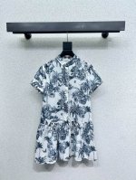 D家短袖印花连衣裙 定制材质 质感光泽 垂顺有型 短袖连衣裙剪裁 两件套设计自带白色衬裙 防走光设计更灵活便利 外层通体满印热带植物和蝴蝶元素 呼应炎炎夏日的清
