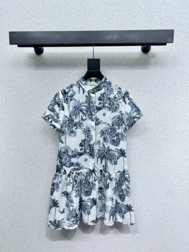 D家短袖印花连衣裙 定制材质 质感光泽 垂顺有型 短袖连衣裙剪裁 两件套设计自带白色衬裙 防走光设计更灵活便利 外层通体满印热带植物和蝴蝶元素 呼应炎炎夏日的清